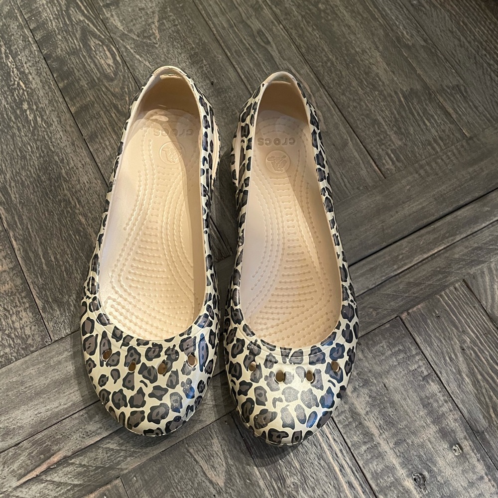 Crocs Kadee leopard flat shoe size 7 - Picture 9 of 9